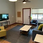 Stylish Ground Level Apartment Close To Everything