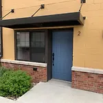 Stylish Ground Level Apartment Close To Everything