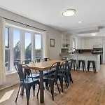 Roomy 5 Bed 3 Bath Fire Place Large Outdoor Space