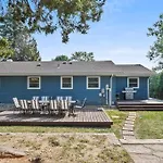 Roomy 5 Bed 3 Bath Fire Place Large Outdoor Space