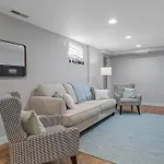 Roomy 5 Bed 3 Bath Fire Place Large Outdoor Space