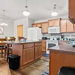 Convenient Townhouse - Near Airport
