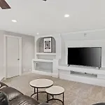 Modern Home-Garage-Scenic Patio