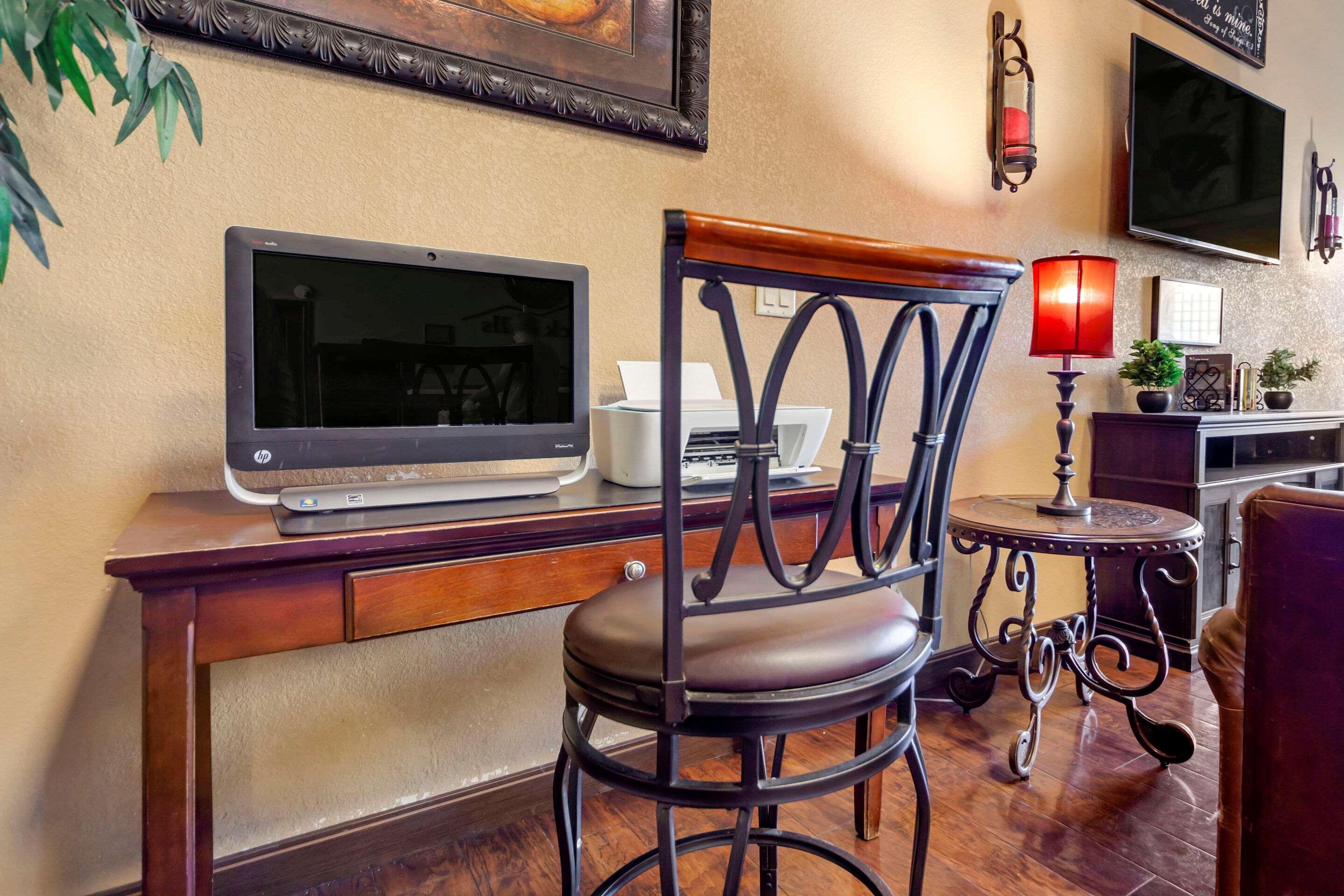 Econo Black Hills Lodge *