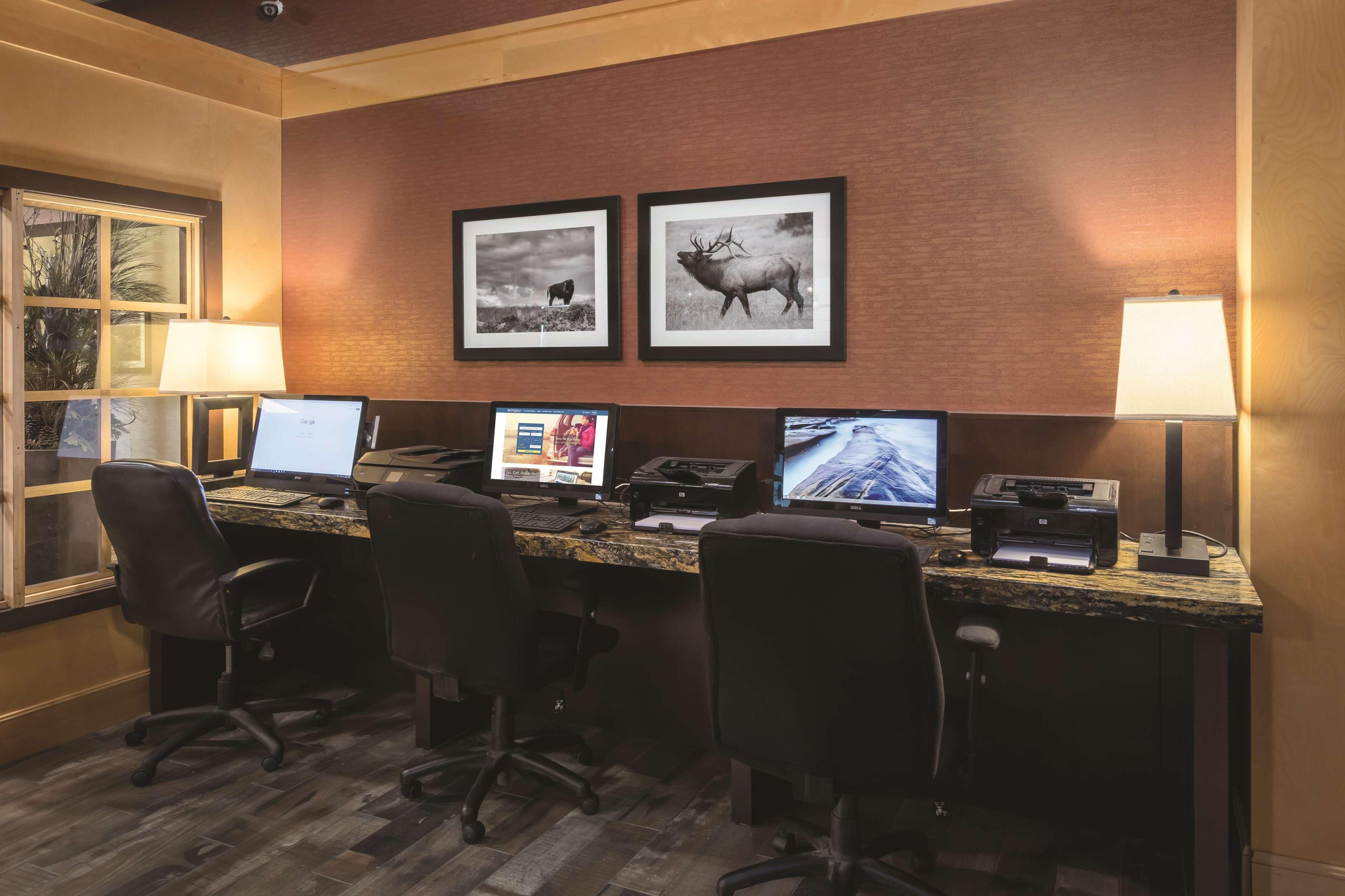 Western Ramkota Hotel 3*