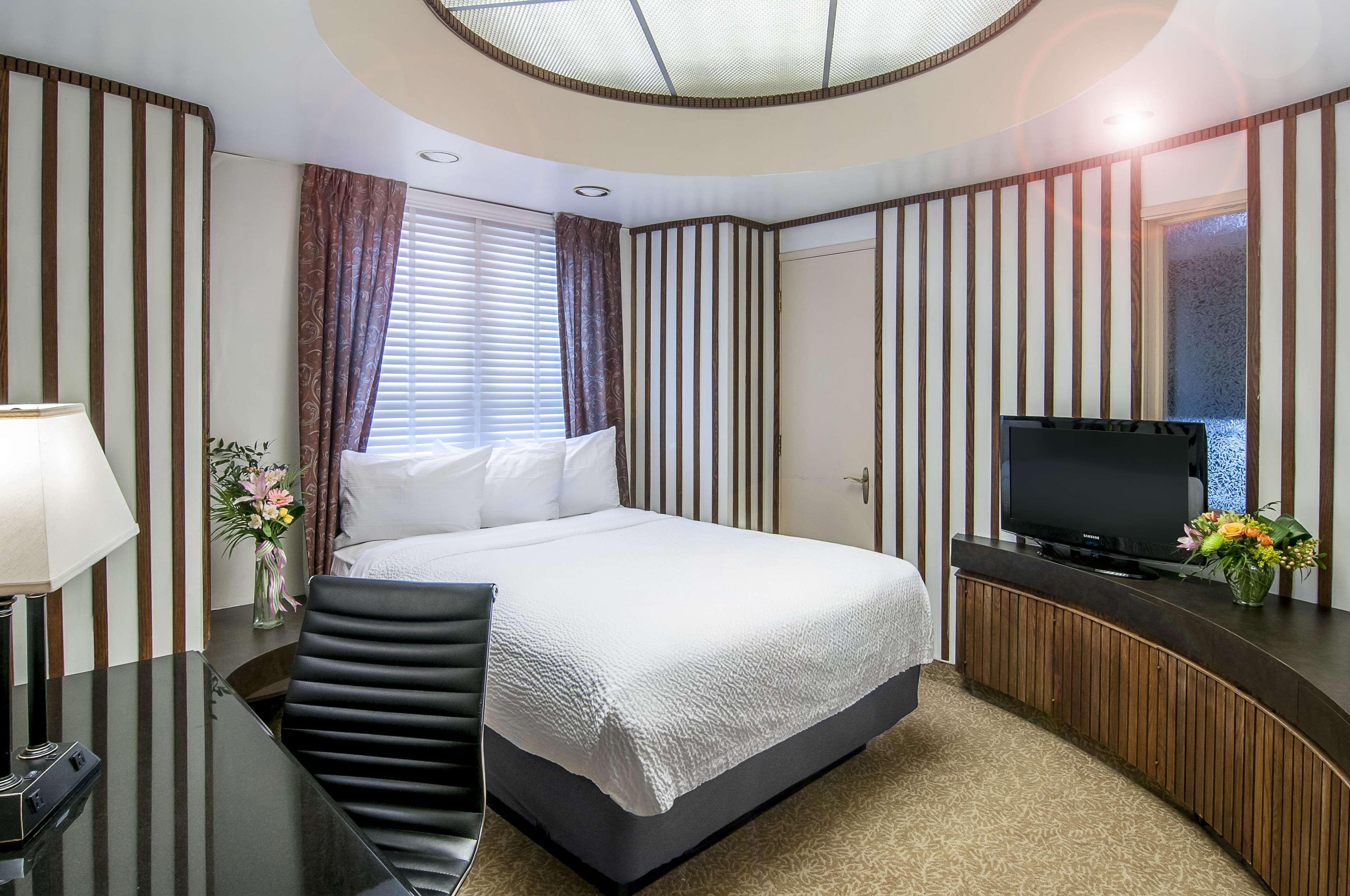 Alex Johnson Rapid City, Curio Collection By Hilton
