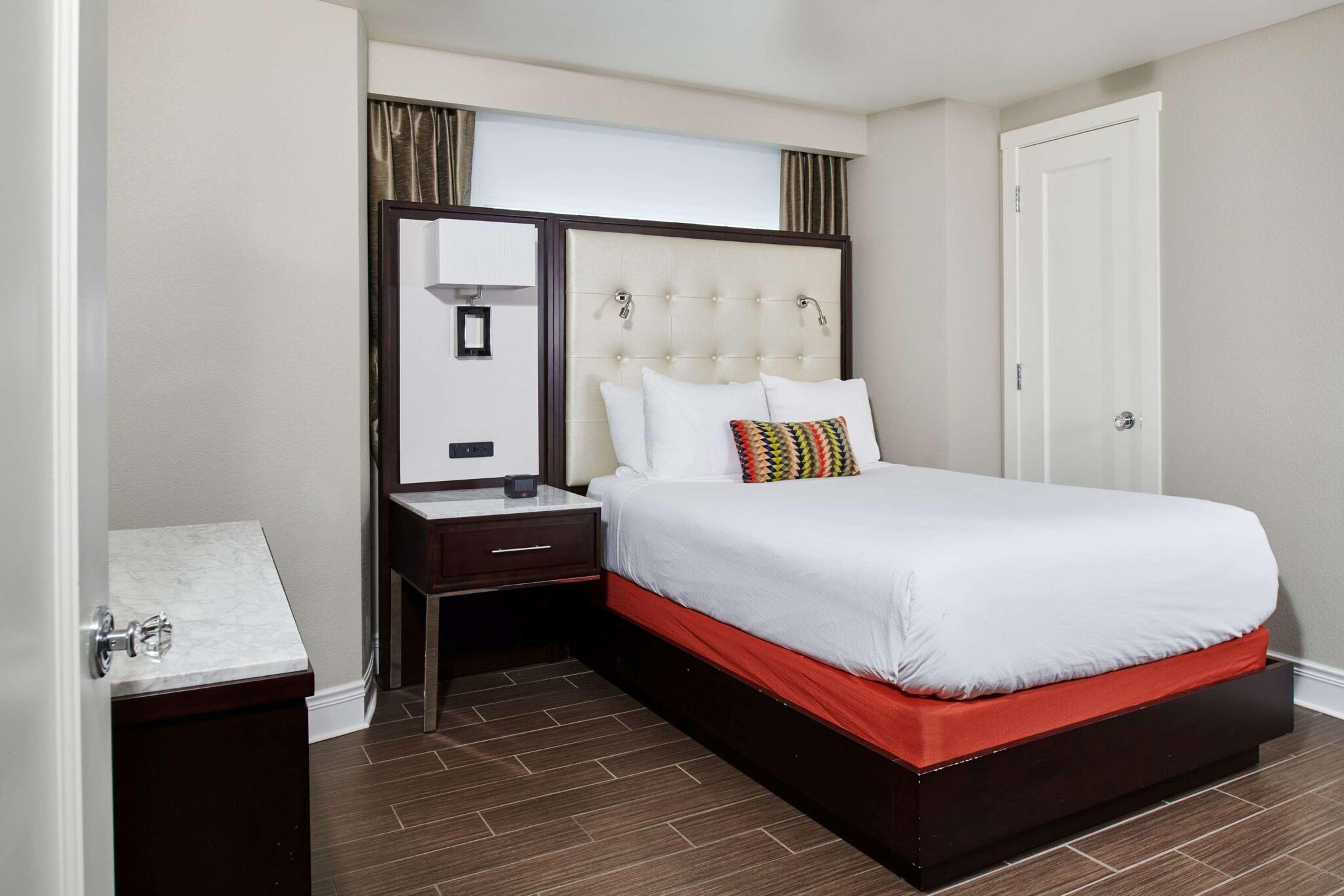 Alex Johnson Rapid City, Curio Collection By Hilton