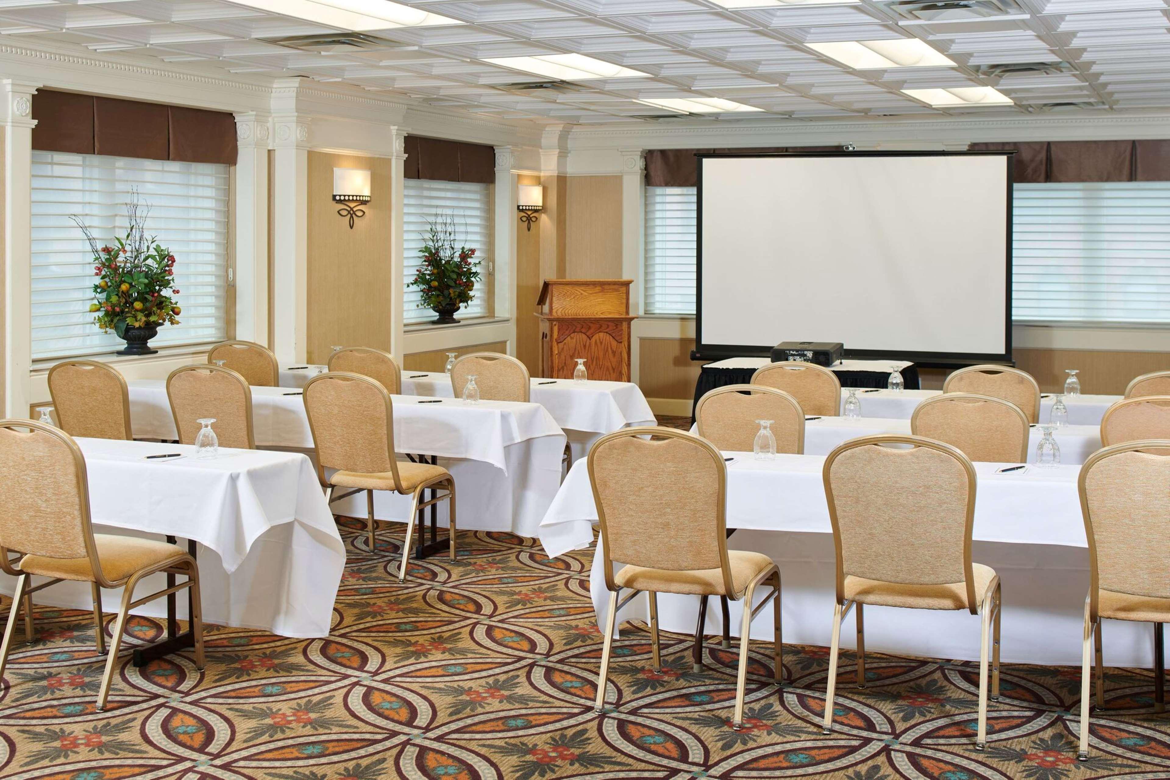 Alex Johnson Rapid City, Curio Collection By Hilton 4*
