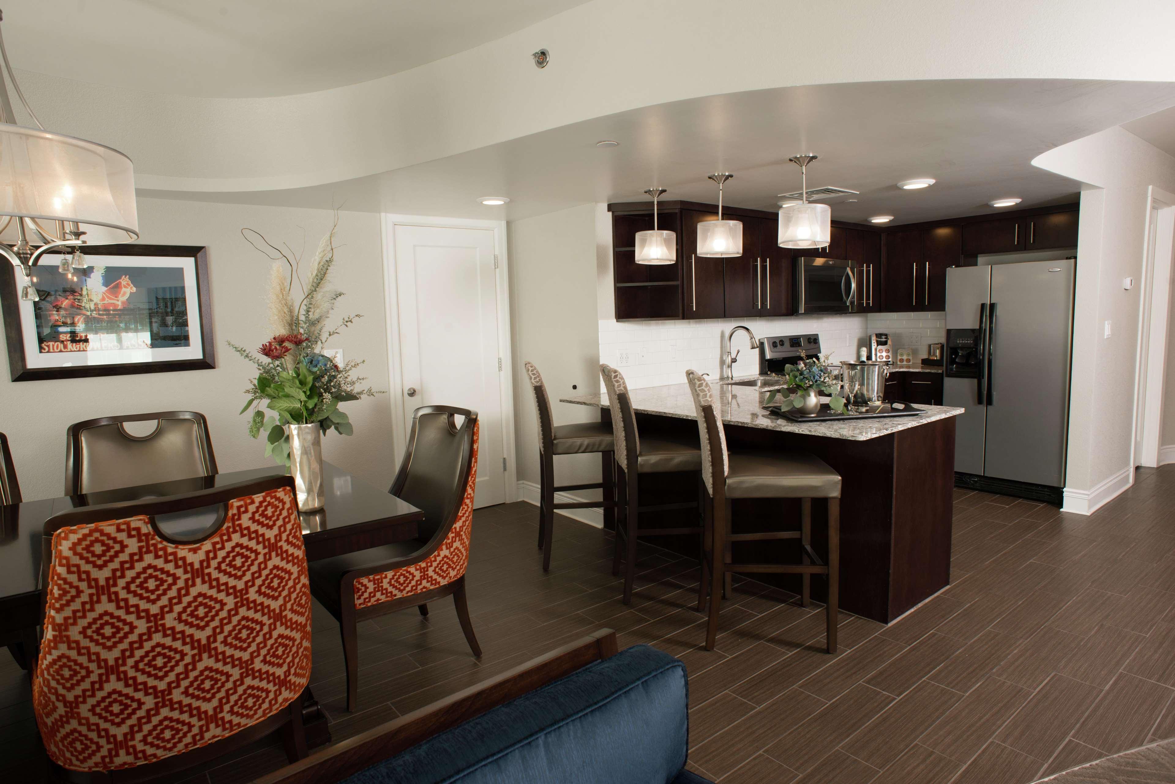 Alex Johnson Rapid City, Curio Collection By Hilton