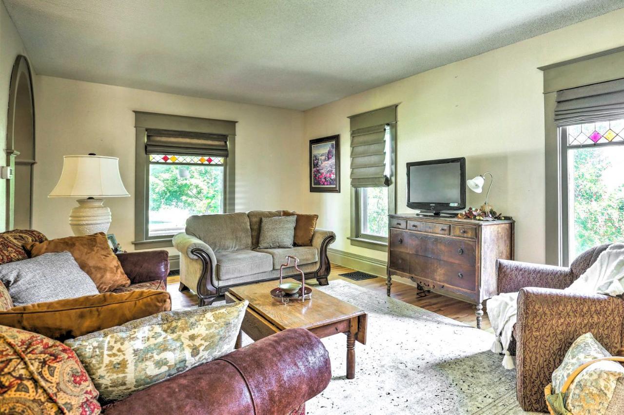 Historic Gem With Deck, Walk To Downtown Rapid City! Holiday home *