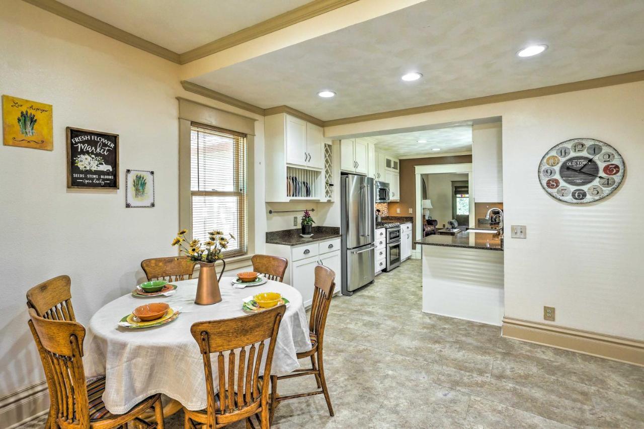 Historic Gem With Deck, Walk To Downtown Rapid City! Holiday home Rapid City