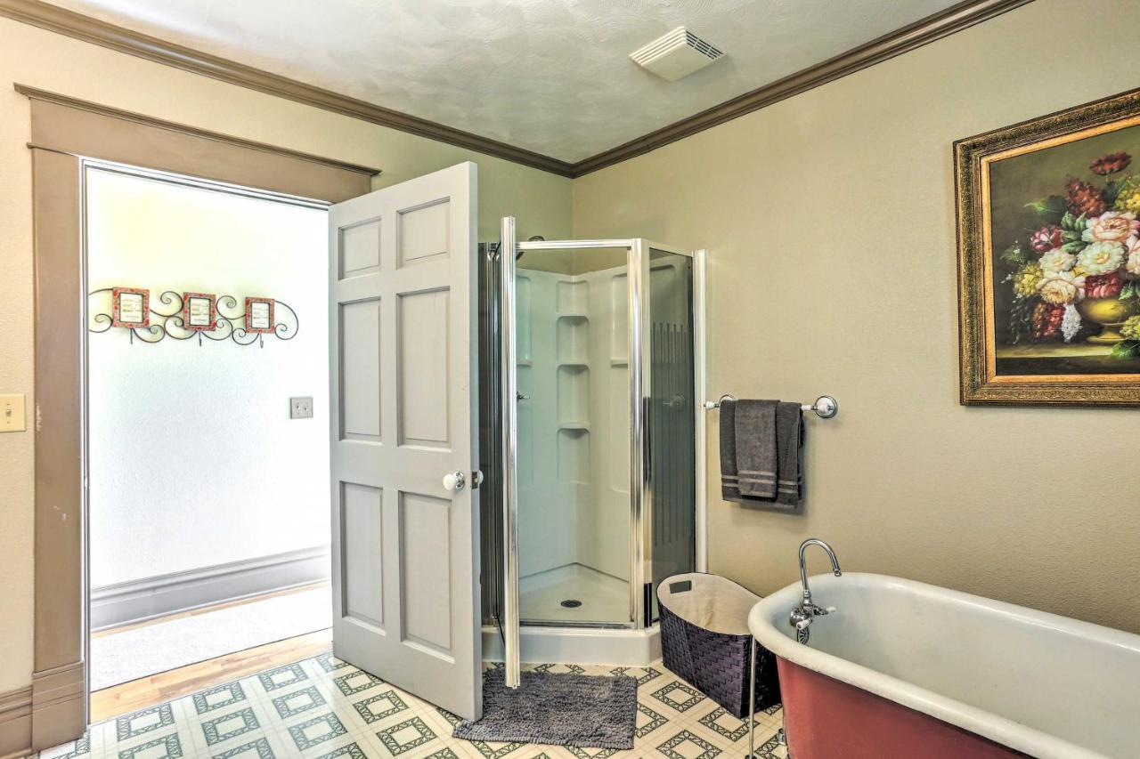 Historic Gem With Deck, Walk To Downtown Rapid City! Holiday home
