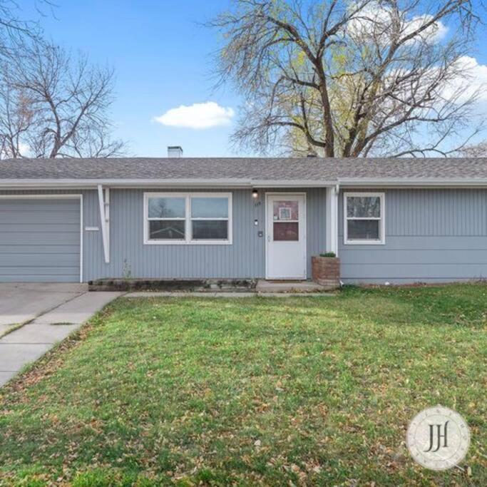 Pet Friendly Large Fenced Backyard Covered Patio Holiday home Rapid City