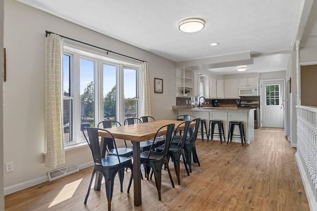 Roomy 5 Bed 3 Bath Fire Place Large Outdoor Space