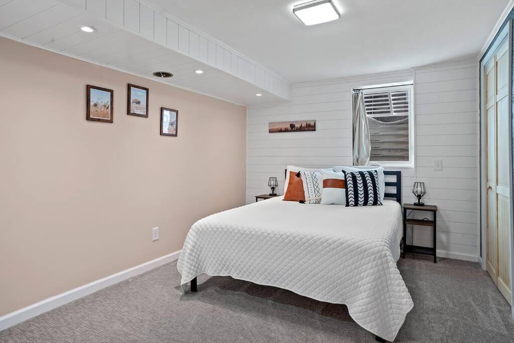 Holiday home Unique 4 Season Porch 6 Queen Beds Huge Space *
