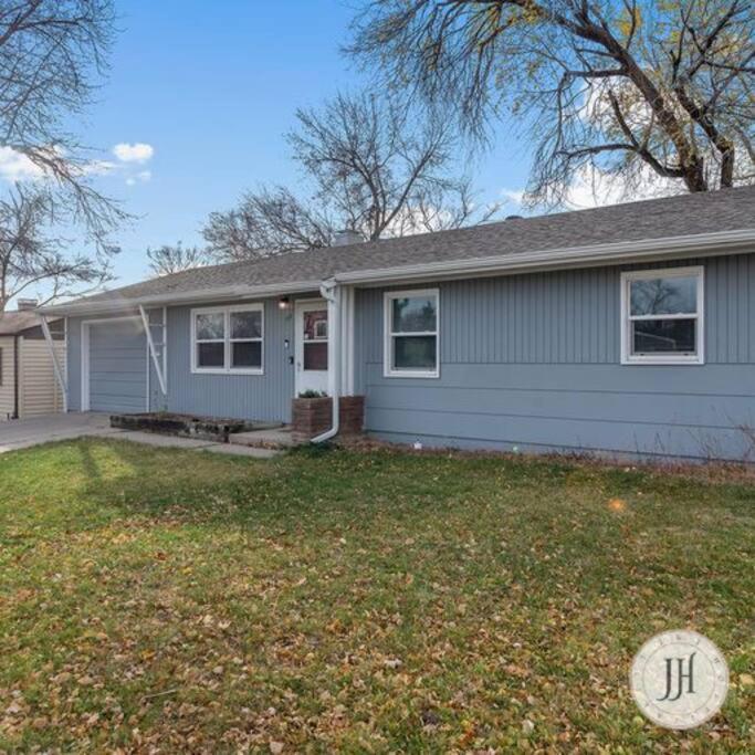 Pet Friendly Large Fenced Backyard Covered Patio Holiday home *