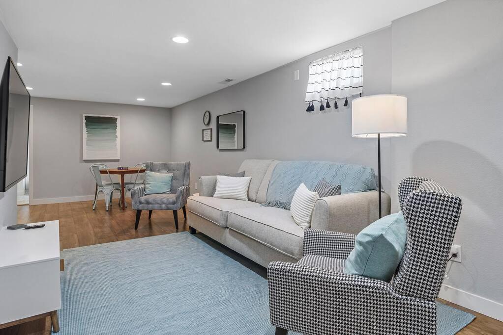 Roomy 5 Bed 3 Bath Fire Place Large Outdoor Space