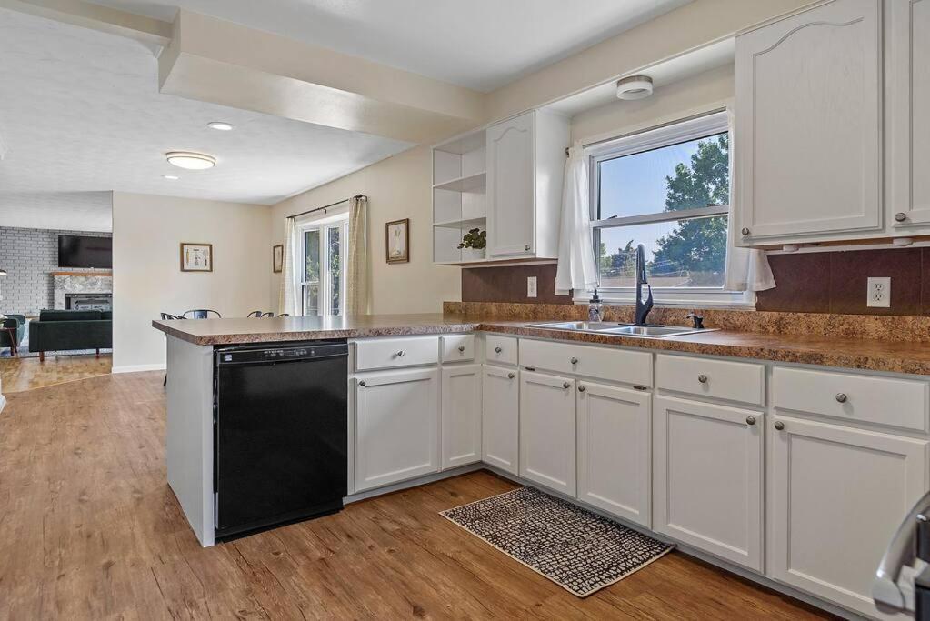 Roomy 5 Bed 3 Bath Fire Place Large Outdoor Space Holiday home