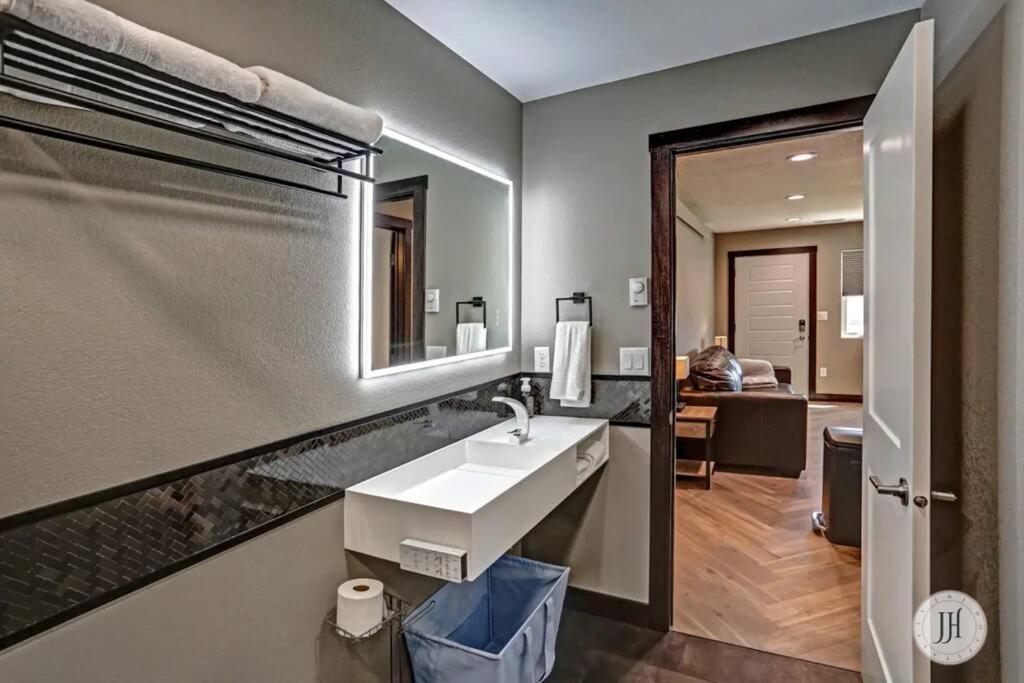 Modern Luxurious Bidet Lighted Mirror Holiday home *