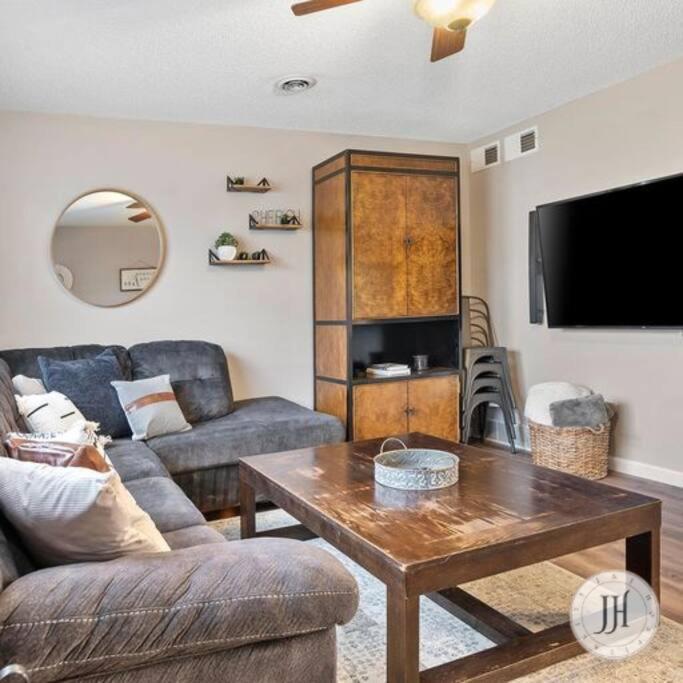 Pet Friendly Large Fenced Backyard Covered Patio *