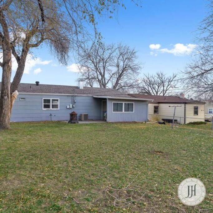 Pet Friendly Large Fenced Backyard Covered Patio