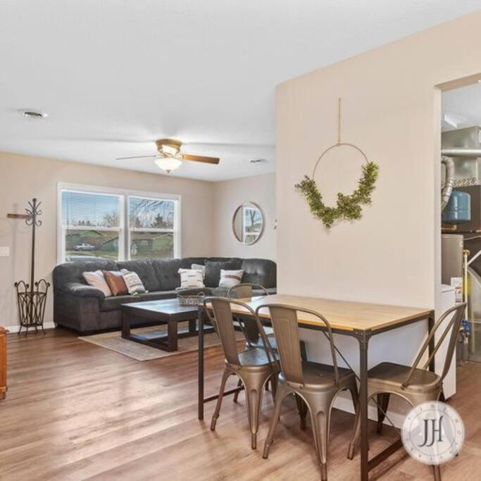 Holiday home Pet Friendly Large Fenced Backyard Covered Patio