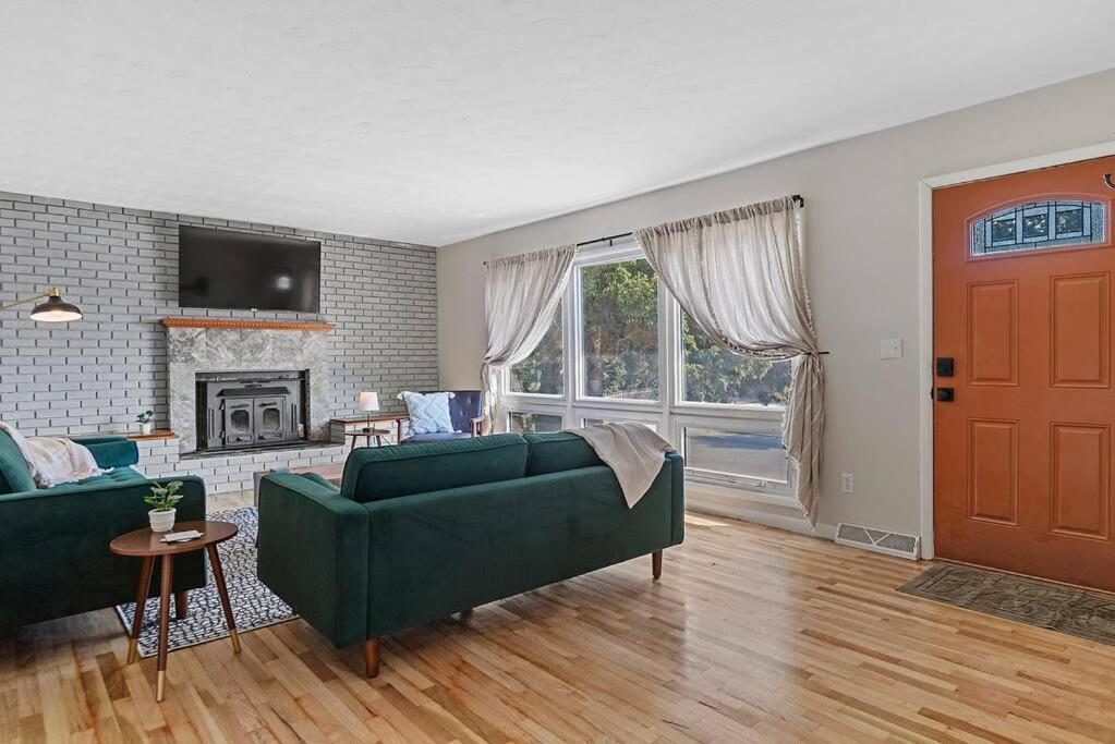 Roomy 5 Bed 3 Bath Fire Place Large Outdoor Space Holiday home