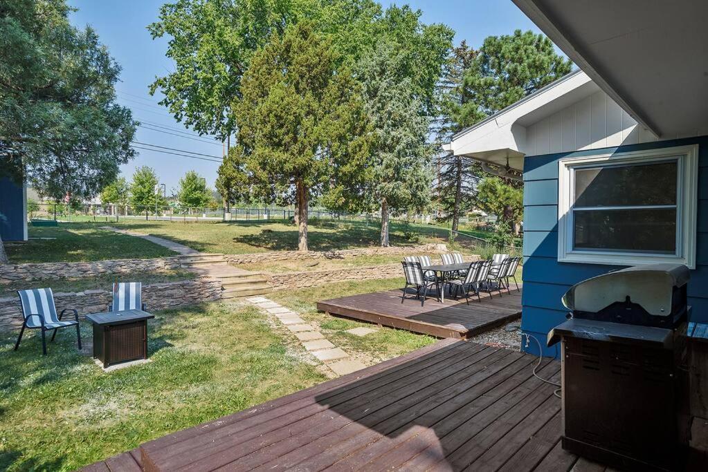 Roomy 5 Bed 3 Bath Fire Place Large Outdoor Space Holiday home