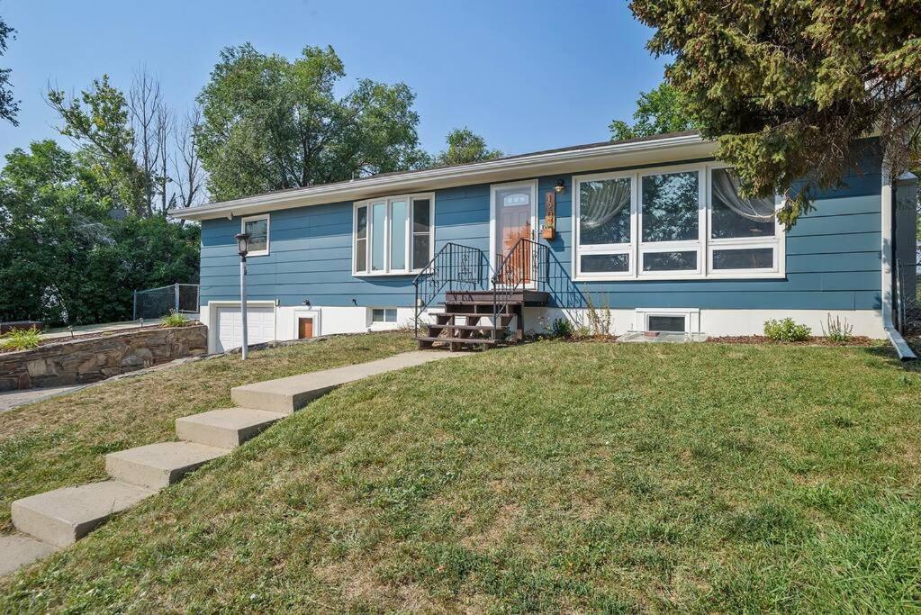 Roomy 5 Bed 3 Bath Fire Place Large Outdoor Space * Rapid City