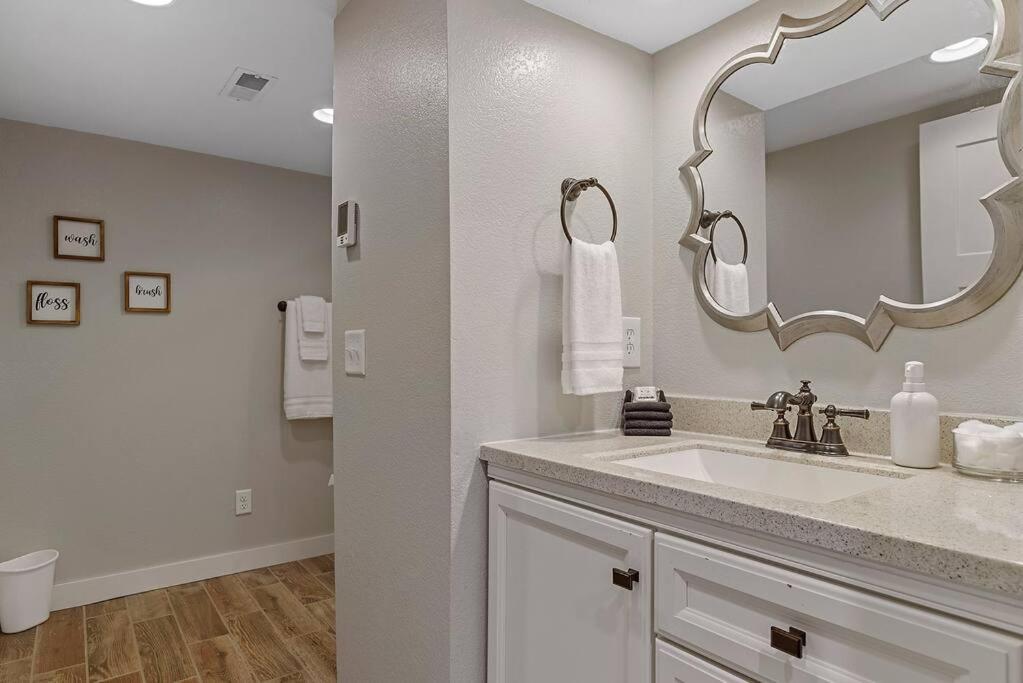 Roomy 5 Bed 3 Bath Fire Place Large Outdoor Space Rapid City