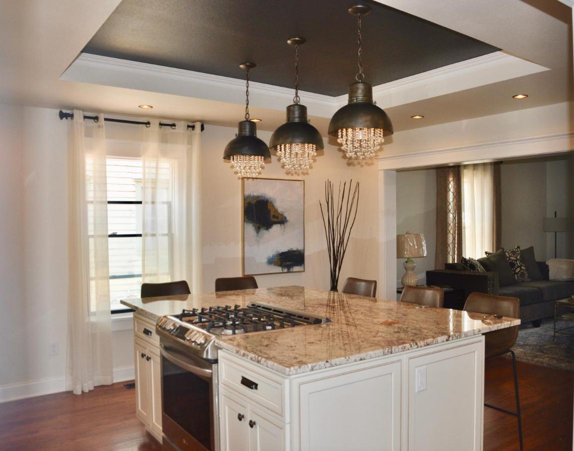 Luxury W/ Private Patio Mins Away From Dt Rc Holiday home