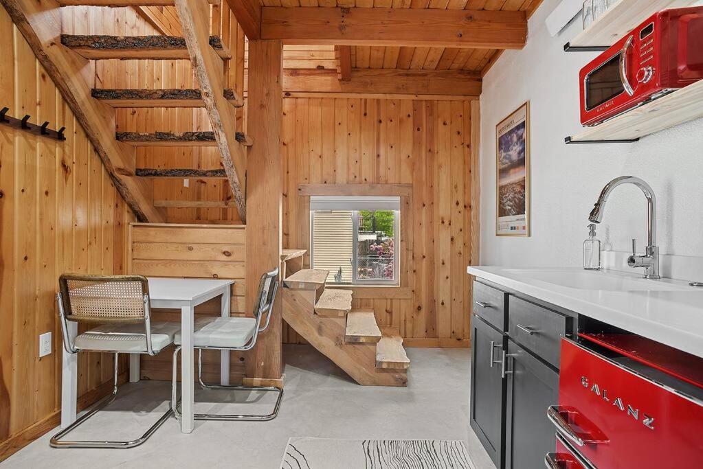 Holiday home Guest Suite-hot Tub-close To Town