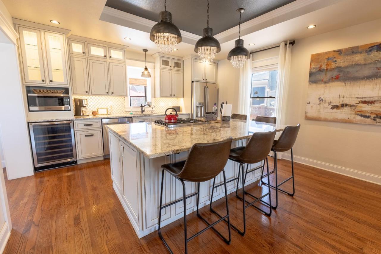 Luxury W/ Private Patio Mins Away From Dt Rc Holiday home