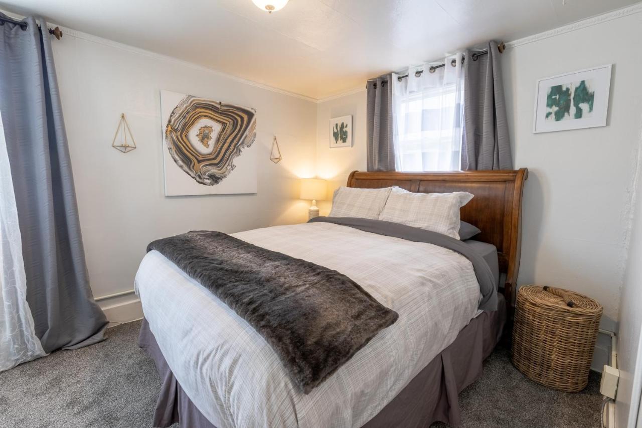 Downtown 1 Bedroom Charmer - Walk, Bike, Enjoy!! *