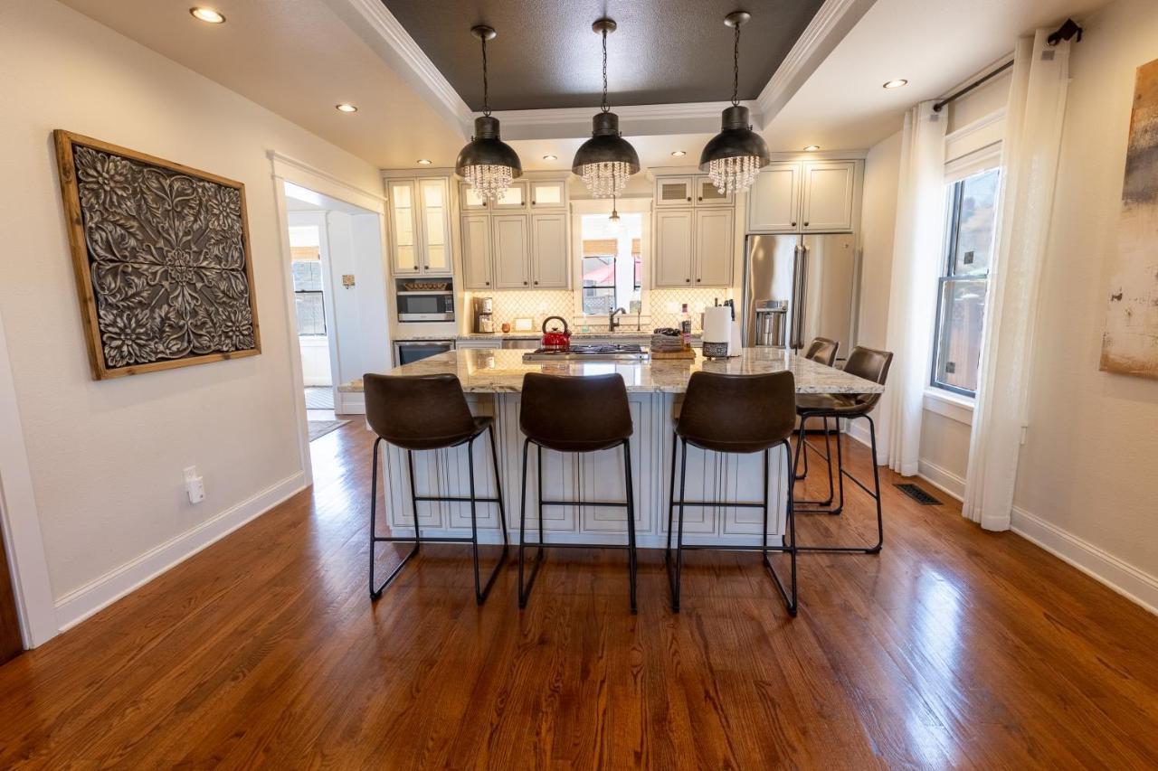 Holiday home Luxury W/ Private Patio Mins Away From Dt Rc *