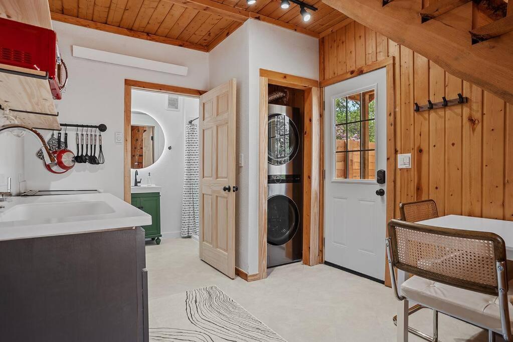 Holiday home Guest Suite-hot Tub-close To Town *
