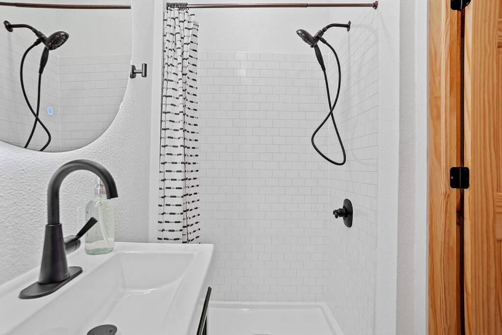 Holiday home Guest Suite-hot Tub-close To Town *