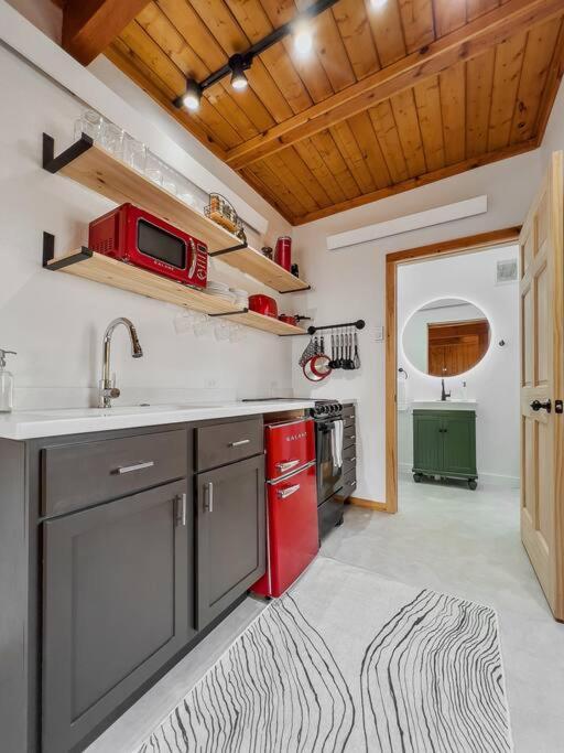 Holiday home Guest Suite-hot Tub-close To Town