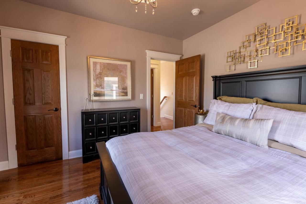 Luxury W/ Private Patio Mins Away From Dt Rc Holiday home