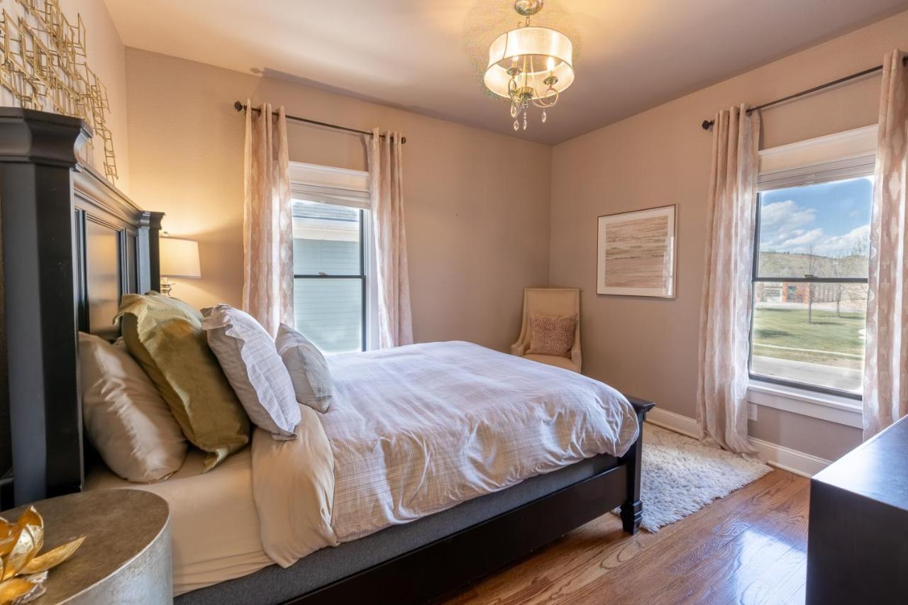 Luxury W/ Private Patio Mins Away From Dt Rc
