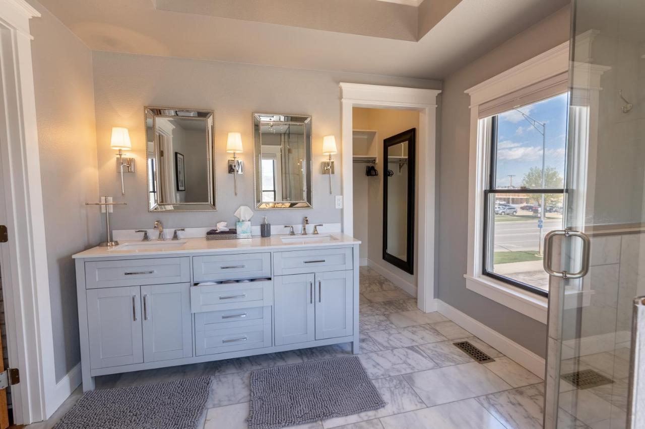 Holiday home Luxury W/ Private Patio Mins Away From Dt Rc Rapid City