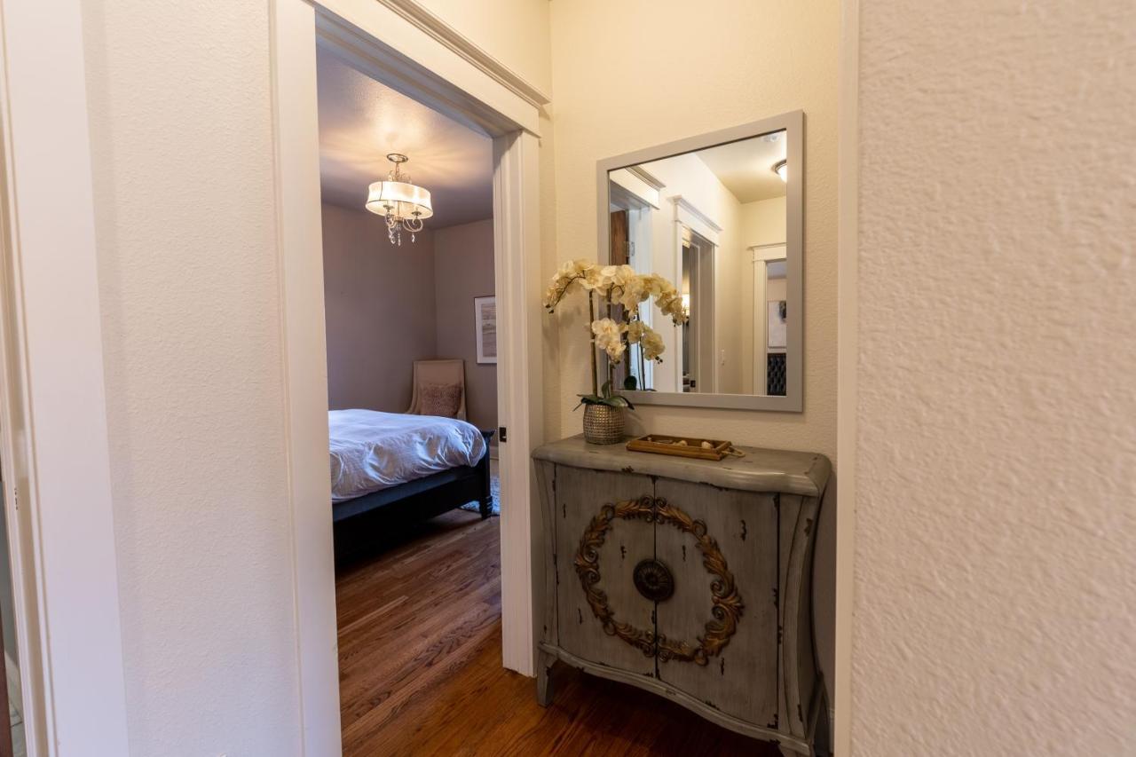 Luxury W/ Private Patio Mins Away From Dt Rc Holiday home *