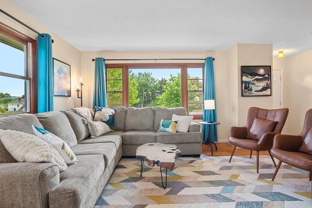Mid-century Magic - Huge Space * Rapid City