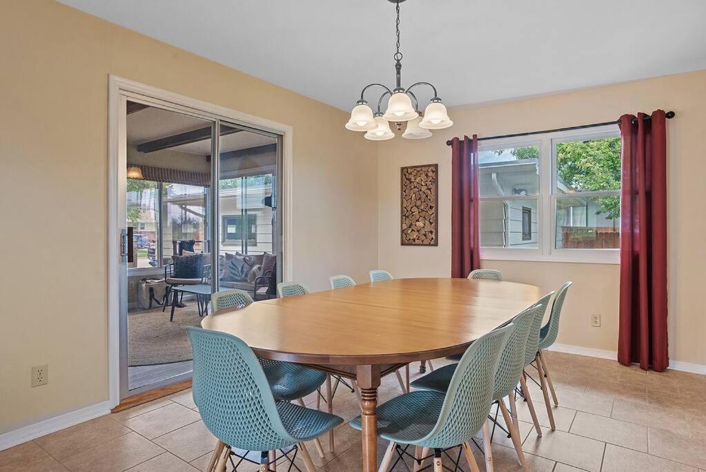 Mid-century Magic - Huge Space