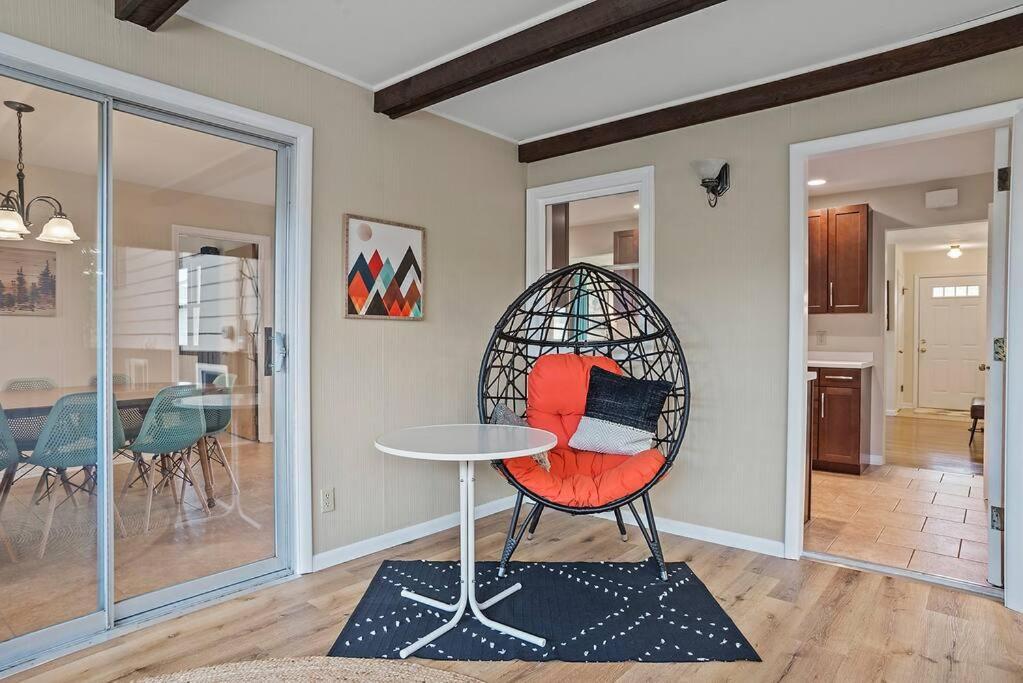 Mid-century Magic - Huge Space *