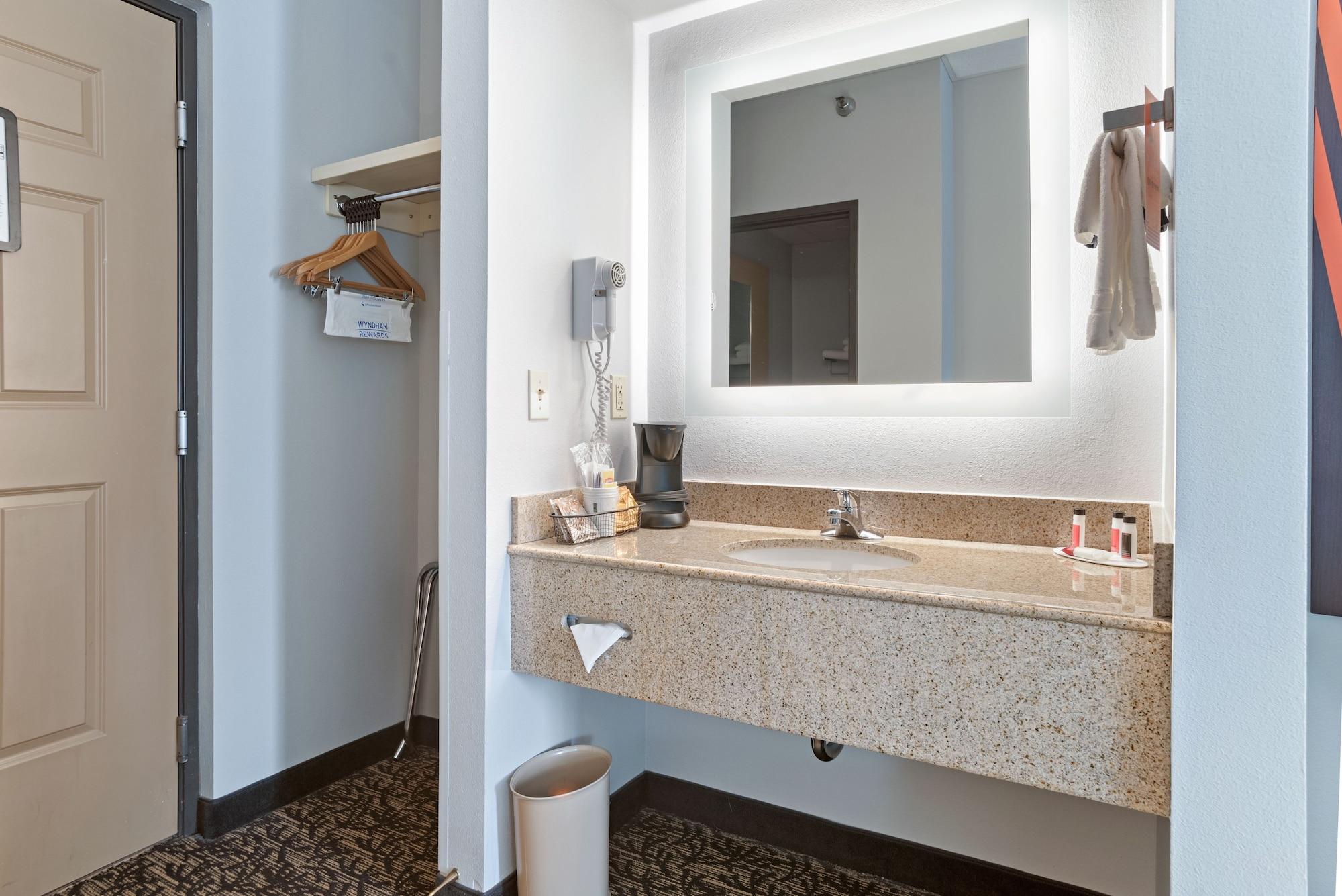 Hotel Elevation & Suites, Trademark Collection By Wyndham