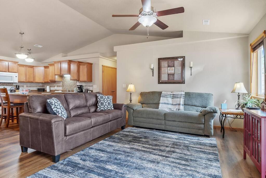 Convenient Townhouse - Near Airport Holiday home