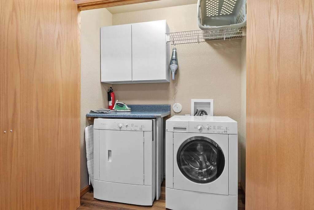 Convenient Townhouse - Near Airport