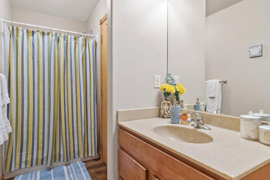 Convenient Townhouse - Near Airport Holiday home *
