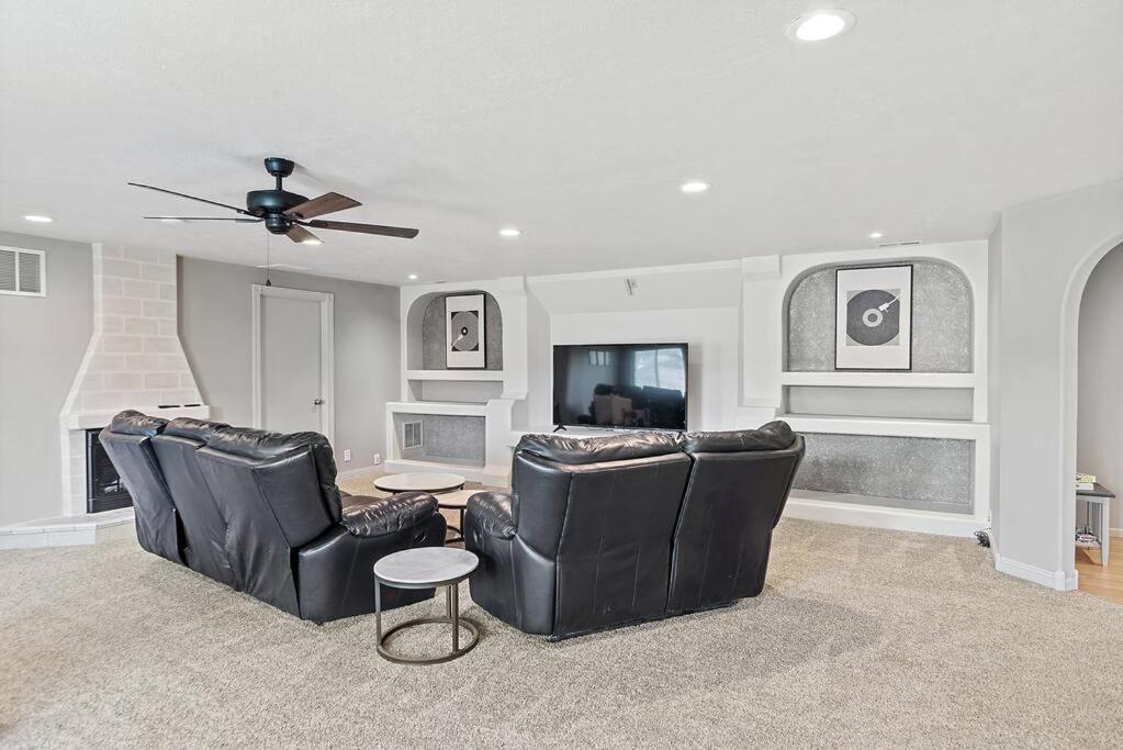 Modern Home-garage-scenic Patio
